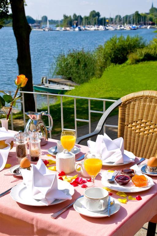 Hotel "Seelust" Garni Röbel エクステリア 写真